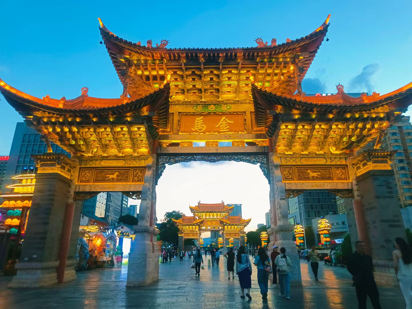 Kunming | Airport Pickup → Jinma & Biji Archways → Nanqiang Night Market